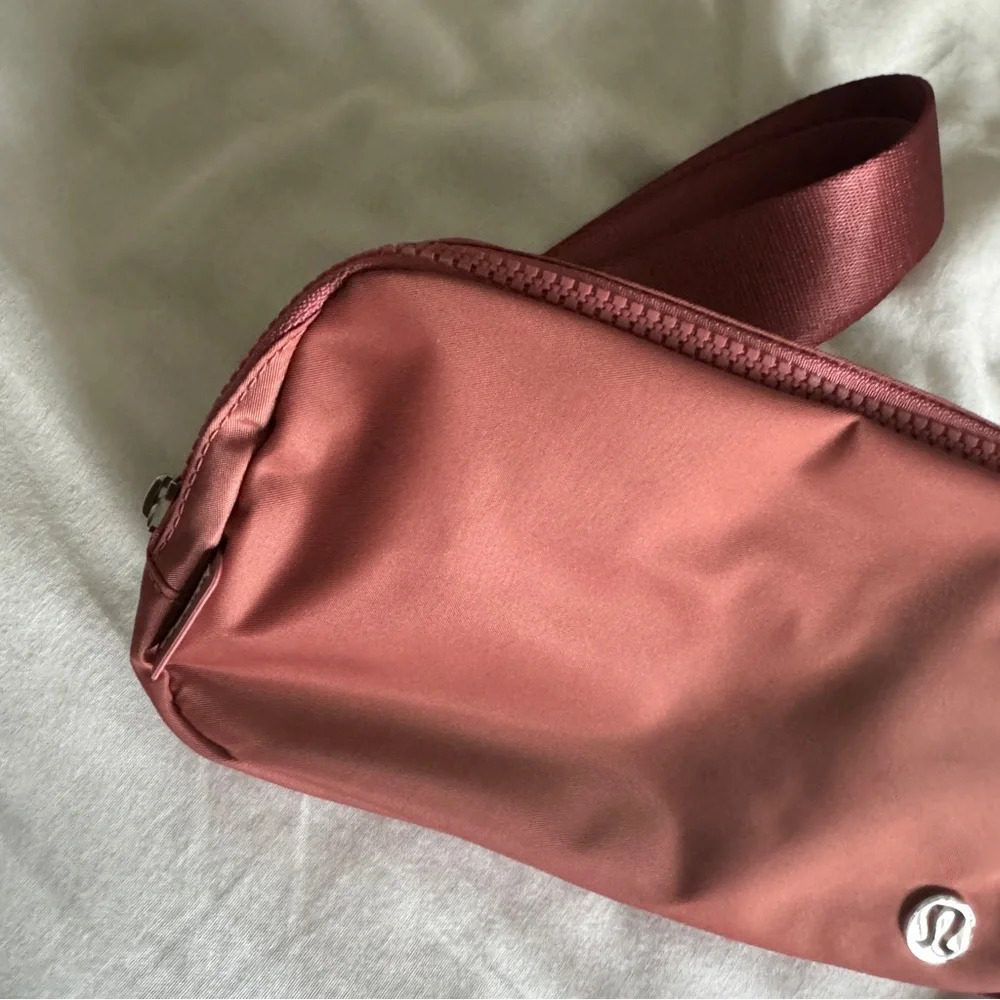 ππ©· Lululemon Everywhere Belt Bag Brier Rose - Picture 2 of 7